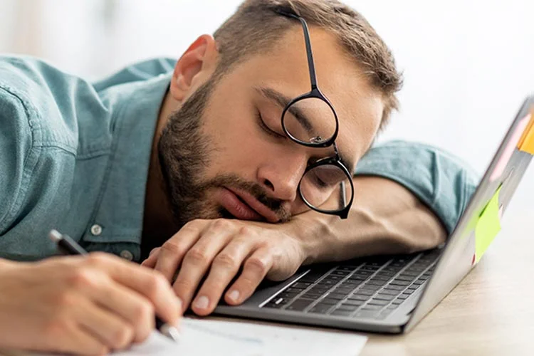 چرا احساس خواب آلودگی میکنیم؟